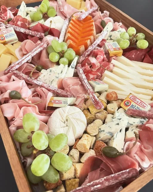 Plateau gourmand composé de charcuteries, fromages et fruits