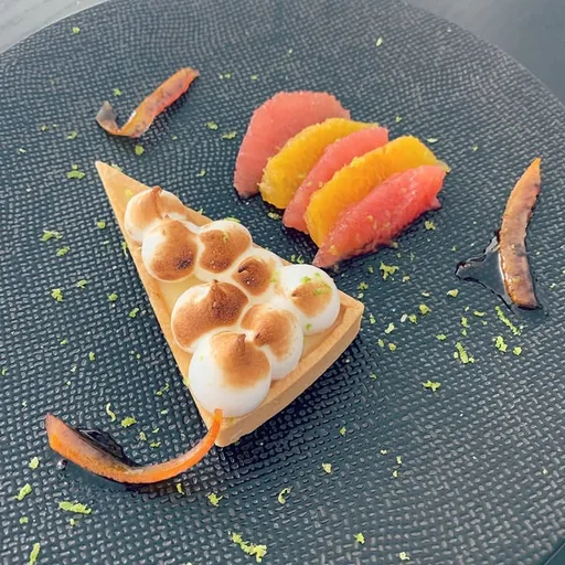 Tarte meringuée accompagnée de quartiers d’agrumes